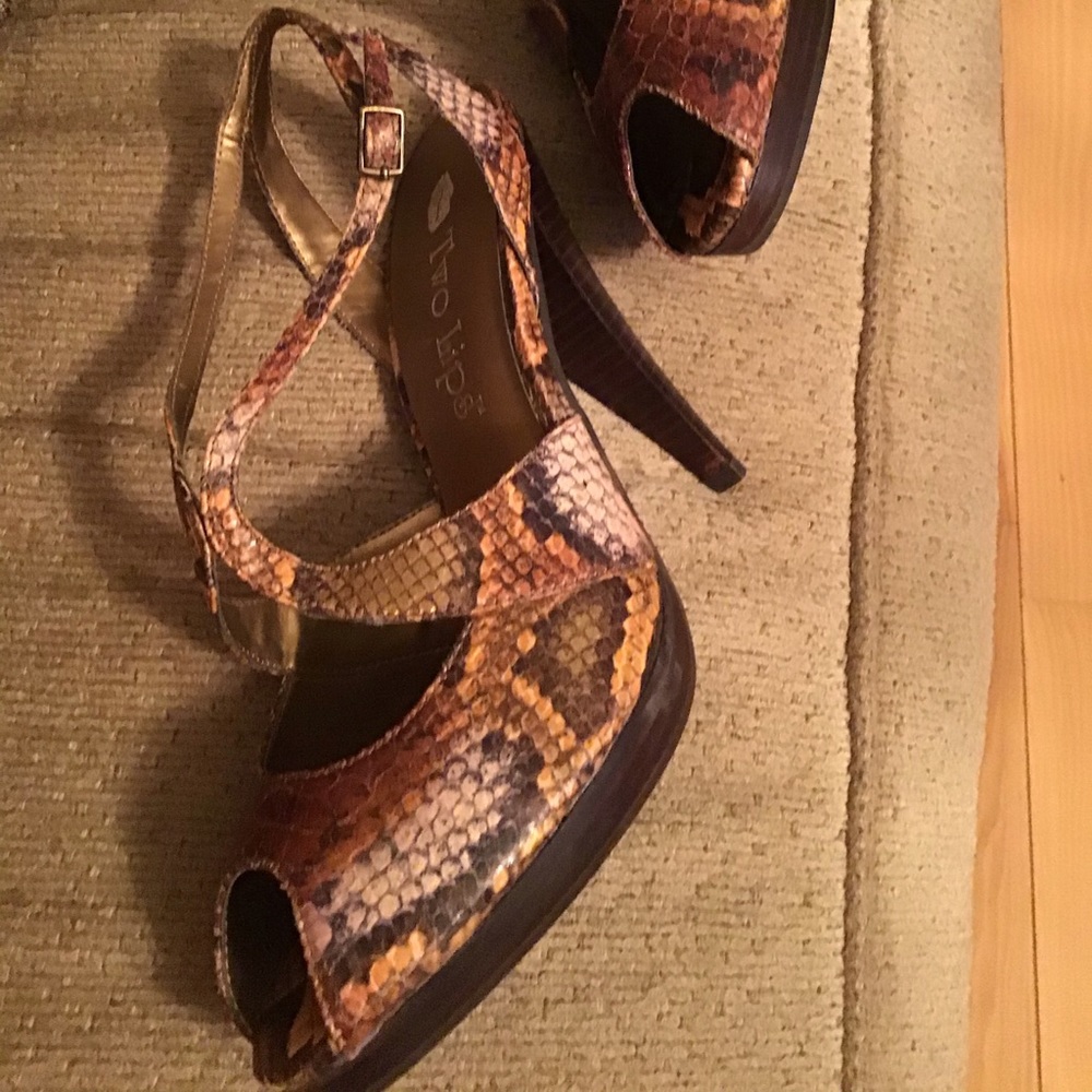 Ladies Two Lips animal print platform shoes heels size 6